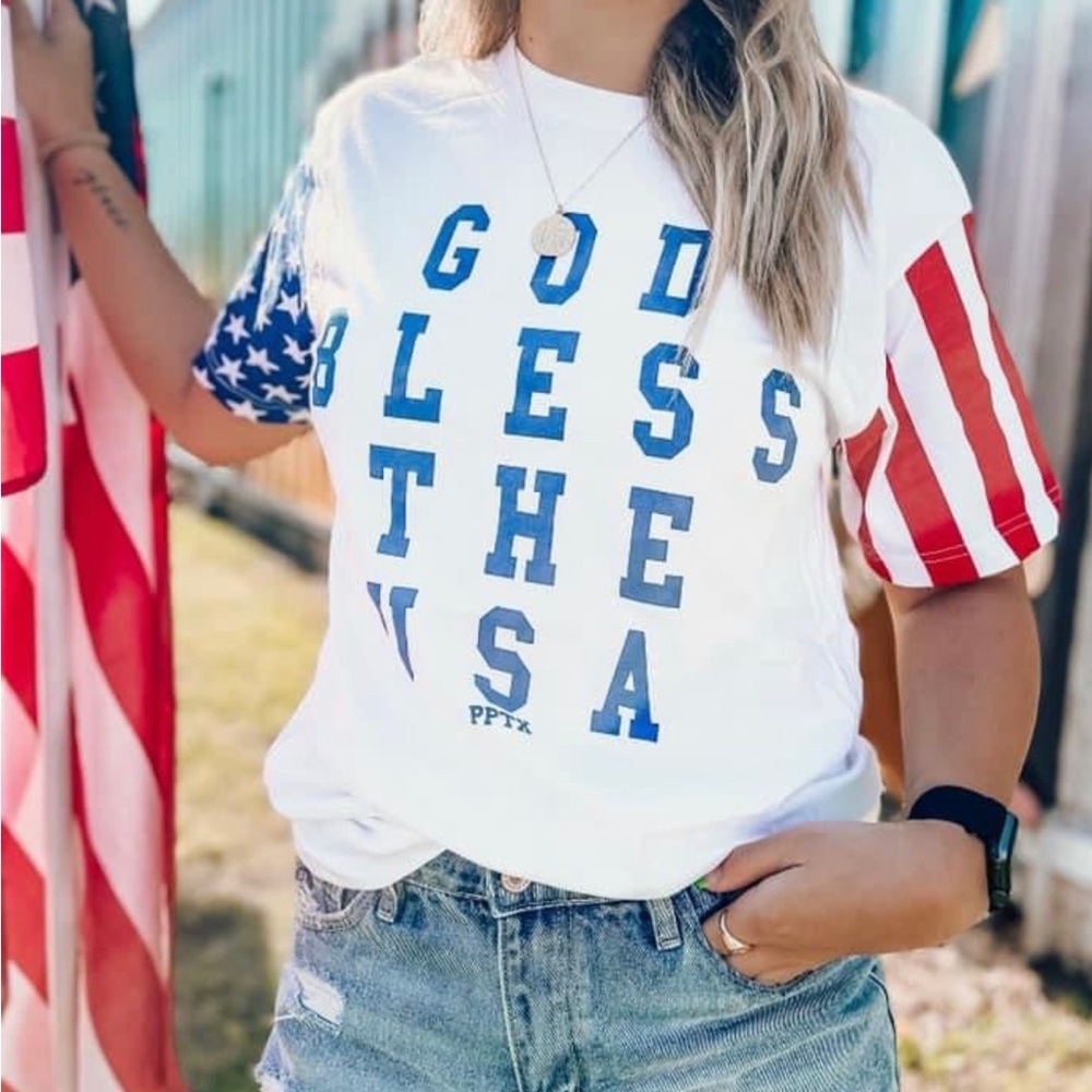The cutest graphic tee. Prefect for your 4th of July outfit.